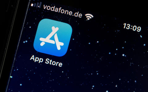 Derzeit stehen knapp 1,8 Millionen Apps auf der Plattform zur Auswahl. Insgesamt wurden dort in den vergangenen 15 Jahren über 370 Milliarden Apps heruntergeladen. - Foto: Fabian Sommer/dpa