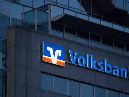 Kunden der Volksbanken können künftig in Geschäften mit dem iPhone bezahlen, ohne Apple Pay in Anspruch nehmen zu müssen. - Foto: Marijan Murat/dpa