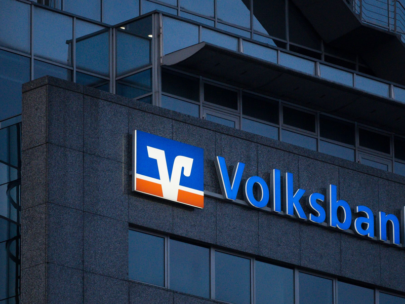 Die Volksbanken stellen sich auf sinkende Gewinne ein - Foto: Marijan Murat/dpa