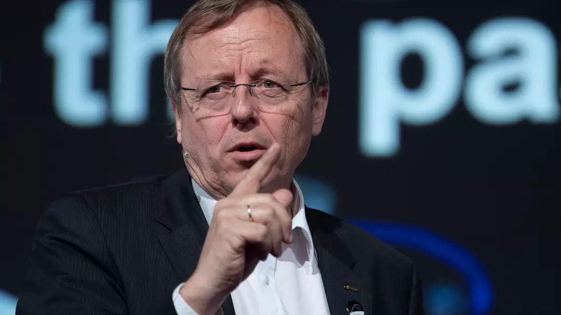 Für Jan Wörner steht fest: Solche Abstürze sollten Anlass sein, endlich Schritte gegen Gefahren aus dem All zu unternehmen. - Bild: Soeren Stache/dpa