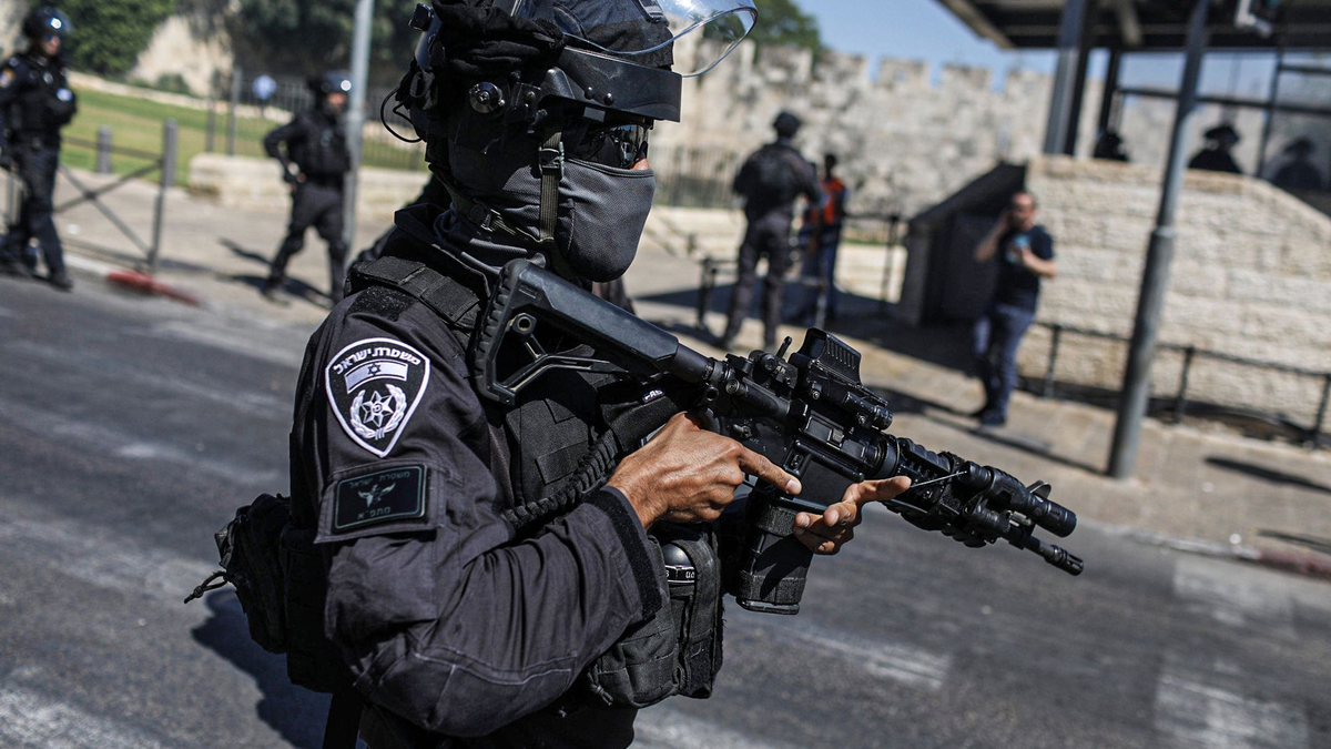 Israelische Soldaten sitzen in einem Militärfahrzeug an einem Sammlepunkt nahe der Grenze zum Gazastreifen. - Foto: Ilia Yefimovich/dpa