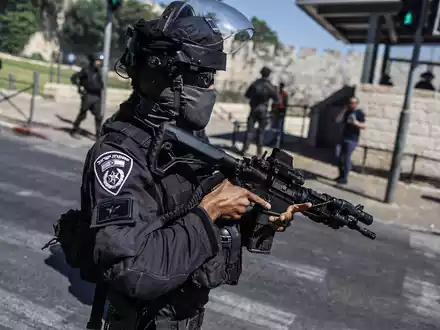 Israelis blockieren eine Hauptstraße, während Demonstranten die Freilassung der im Gazastreifen festgehaltenen Geiseln fordern. (Archivbild) - Foto: Ilia Yefimovich/dpa
