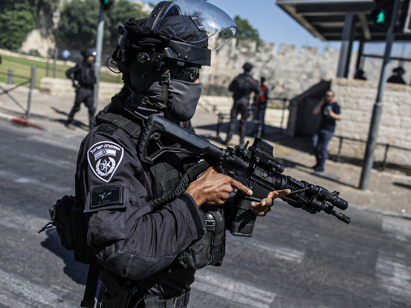 Ein israelischer Soldat patrouilliert nach dem Hamas-Anschlag in einem Gebiet der Stadt. - Foto: Ilia Yefimovich/dpa