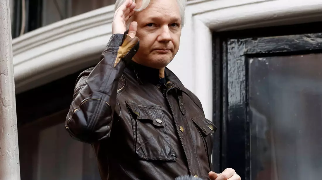 Bei einer Verurteilung ohne eine Vereinbarung mit der Staatsanwaltschaft könnten Assange wegen Spionage bis zu 175 Jahre Haft drohen. - Bild: Frank Augstein/AP/dpa