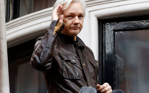 Bei einer Verurteilung ohne eine Vereinbarung mit der Staatsanwaltschaft könnten Assange wegen Spionage bis zu 175 Jahre Haft drohen. - Foto: Frank Augstein/AP/dpa