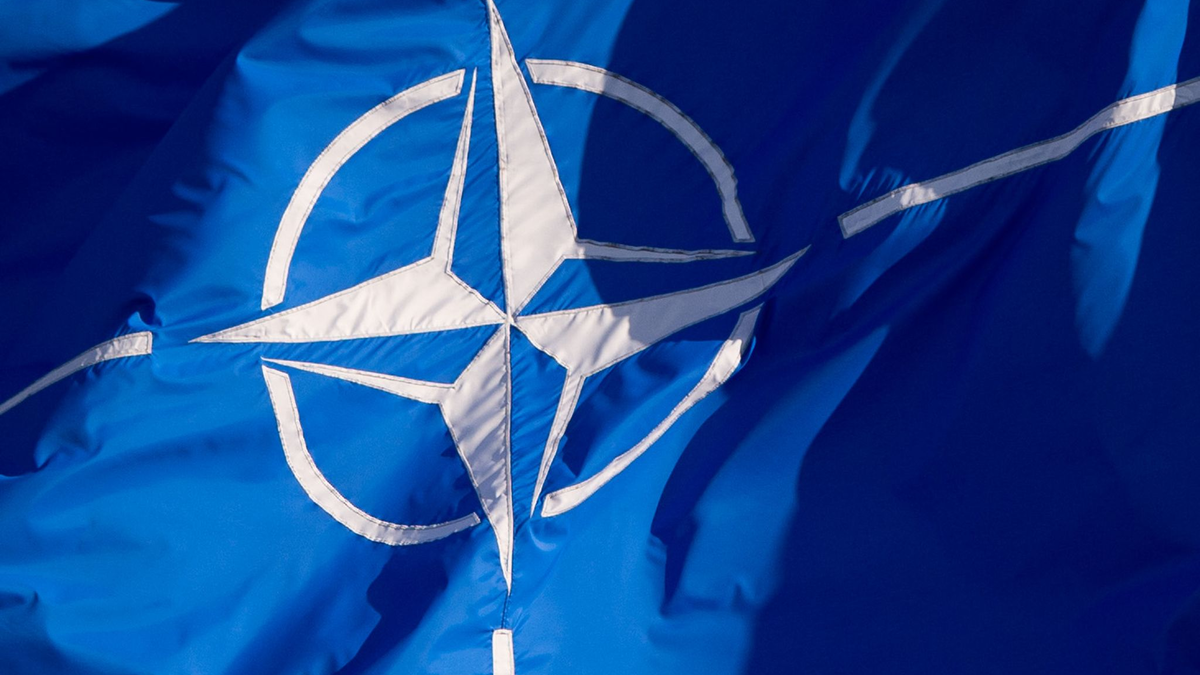 Die Flagge der Nato: In einer gemeinsamen Erklärung aller 31 Nato-Staaten heißt es, man verurteile Russlands Austritt. - Foto: Daniel Naupold/dpa