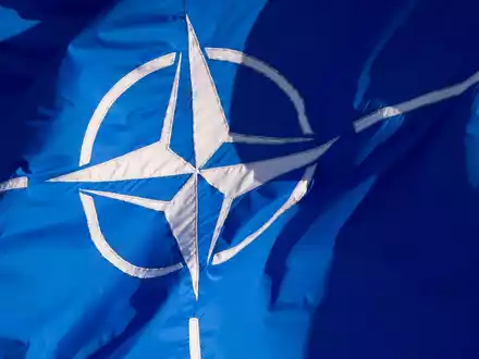 Die Flagge der Nato: In einer gemeinsamen Erklärung aller 31 Nato-Staaten heißt es, man verurteile Russlands Austritt. - Foto: Daniel Naupold/dpa