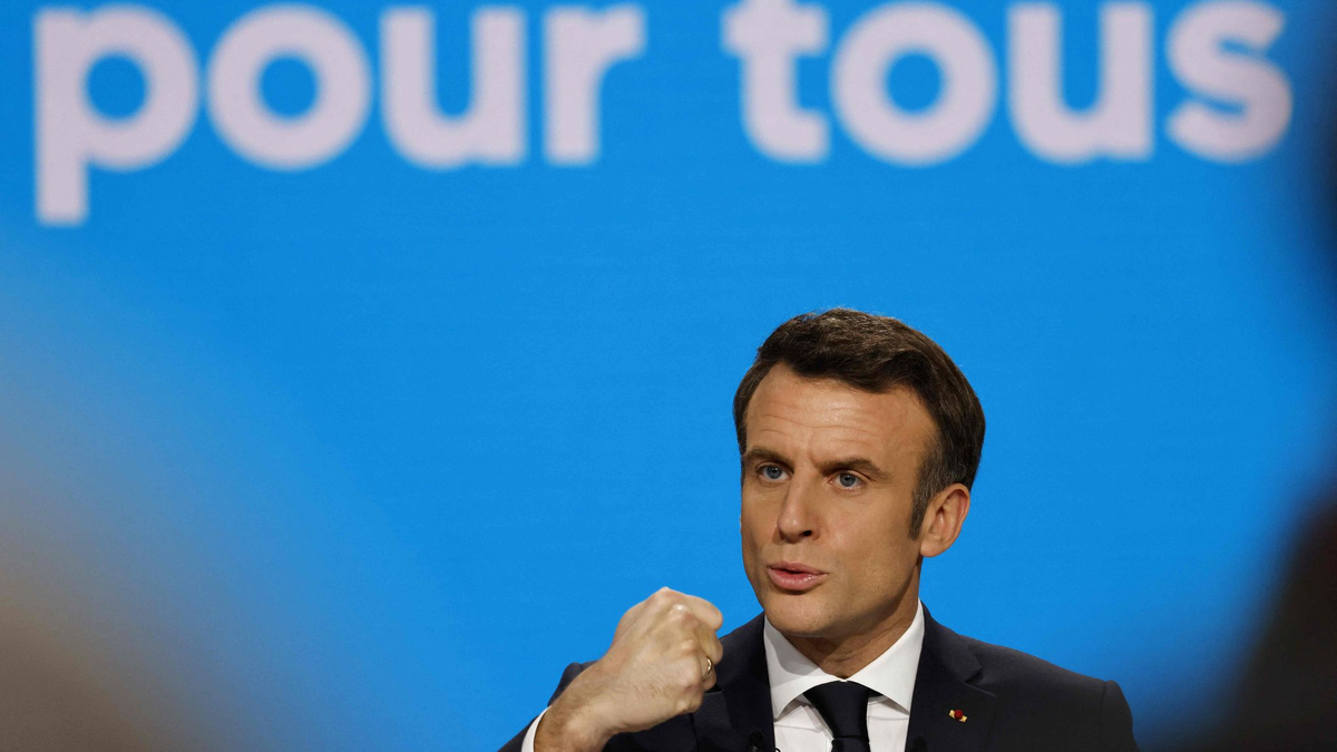 Frankreichs Präsident Emmanuel Macron während einer im Fernsehen übertragenen Ansprache an die Nation. - Foto: Ludovic Marin/AFP/dpa