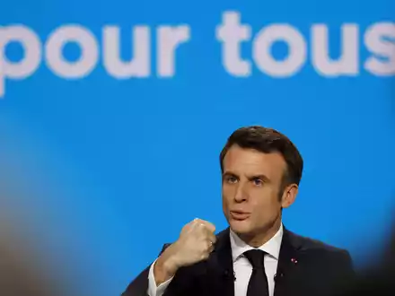 Emmanuel Macron hat im Fernsehen angekündigt die Nationalversammlung aufzulösen und für den 30. Juni 2024 Neuwahlen anzusetzen. - Foto: Ludovic Marin/AFP/dpa