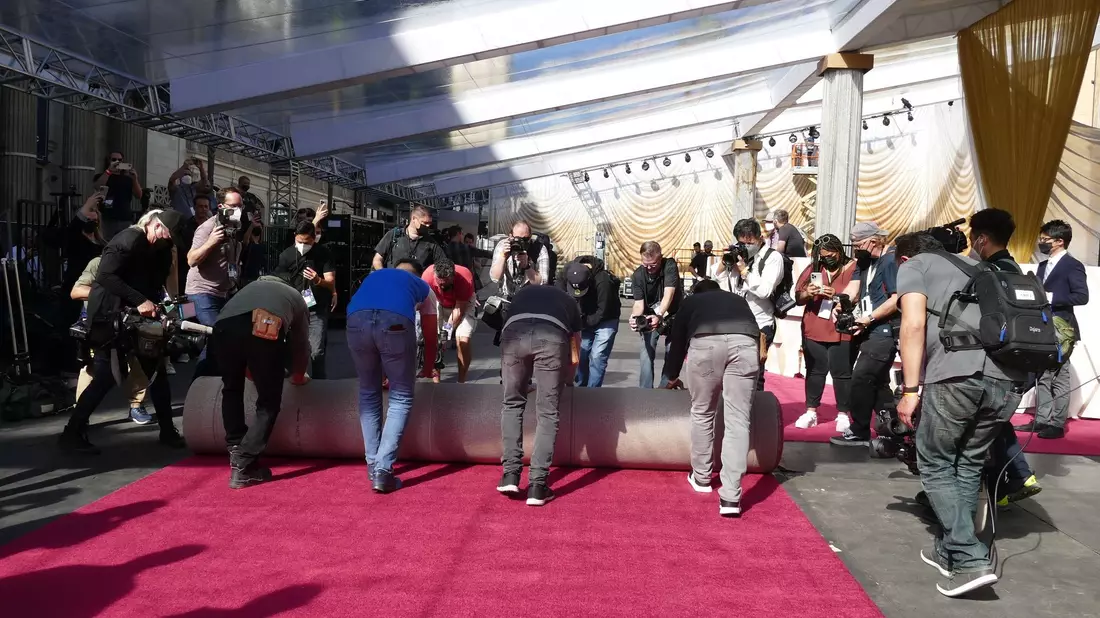 Am Hollywood Boulevard werden Vorbereitungen getroffen für die Verleihung der Academy Awards. - Bild: Barbara Munker/dpa
