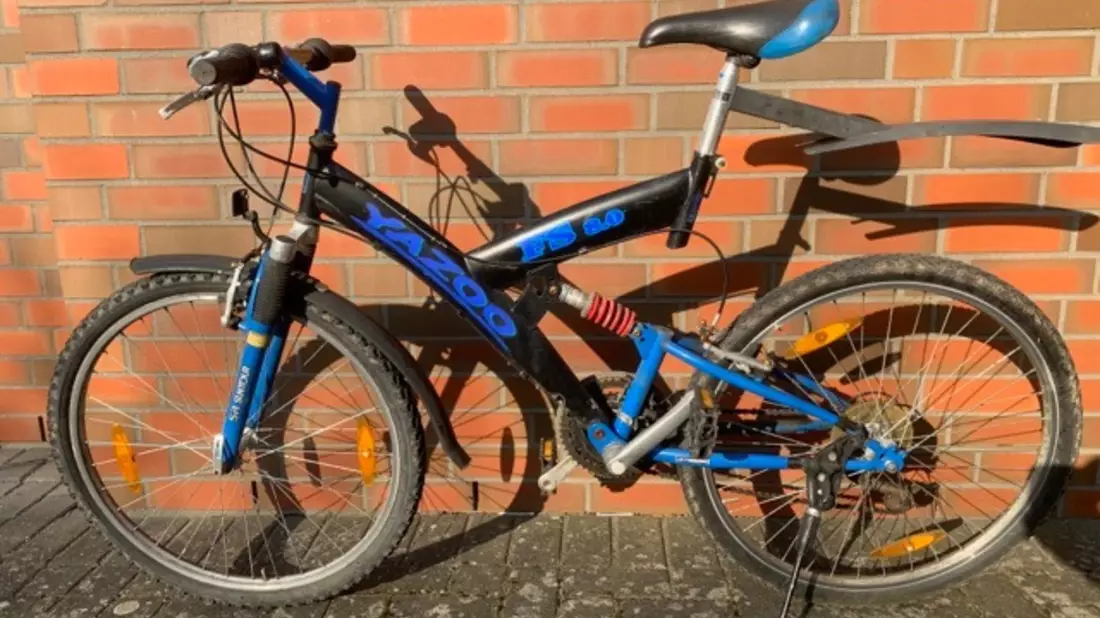 POL-ROW: ++ Opel kollidiert mit Stein - 51-jährige Frau verletzt ++ Polizei schnappt Fahrraddiebe ++ Buntes Kinderrad wartet bei der Polizei auf kleinen Besitzer ++ Werkzeug aus Transporter gestohlen ++ - Bild: presseportal.de