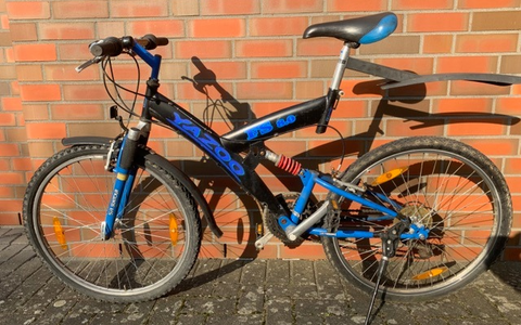 POL-ROW: ++ Opel kollidiert mit Stein - 51-jährige Frau verletzt ++ Polizei schnappt Fahrraddiebe ++ Buntes Kinderrad wartet bei der Polizei auf kleinen Besitzer ++ Werkzeug aus Transporter gestohlen ++ - Foto: presseportal.de