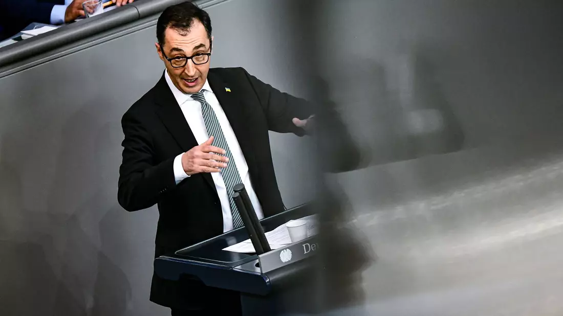 «Sie sind eine nicht zu überhörende Absage an unsere pluralistische Demokratie», sagt Bundesagrarminister Cem Özdemir (Grüne) über Autokorsos in Deutschland, bei denen Anhänger den Wahlsieg von Erdogan in der Türkei feiern. - Bild: Fabian Sommer/dpa