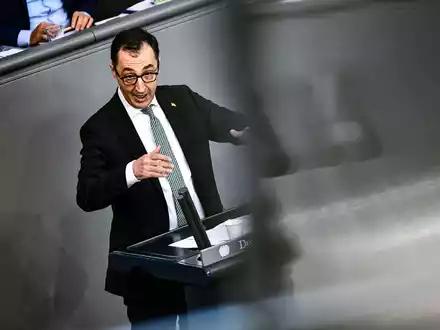 «Sie sind eine nicht zu überhörende Absage an unsere pluralistische Demokratie», sagt Bundesagrarminister Cem Özdemir (Grüne) über Autokorsos in Deutschland, bei denen Anhänger den Wahlsieg von Erdogan in der Türkei feiern. - Foto: Fabian Sommer/dpa