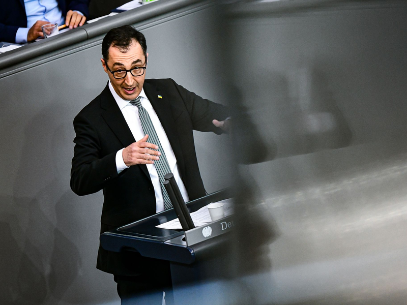 «Sie sind eine nicht zu überhörende Absage an unsere pluralistische Demokratie», sagt Bundesagrarminister Cem Özdemir (Grüne) über Autokorsos in Deutschland, bei denen Anhänger den Wahlsieg von Erdogan in der Türkei feiern. - Foto: Fabian Sommer/dpa