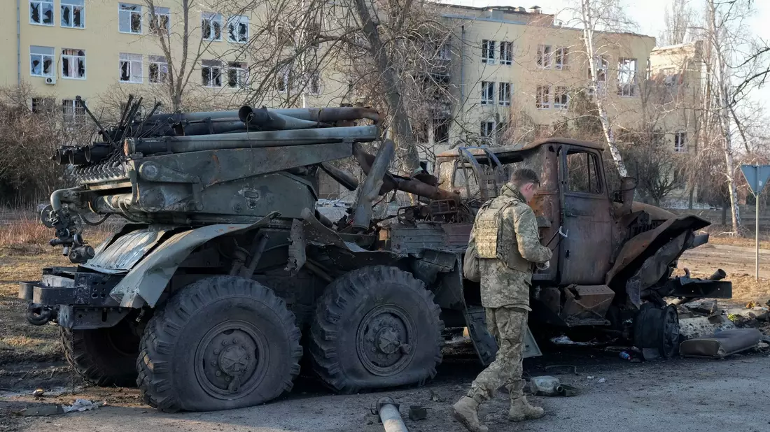 In mehreren Regionen der Ukraine wurde am frühen Sonntagabend Luftalarm ausgelöst. - Bild: Efrem Lukatsky/AP/dpa