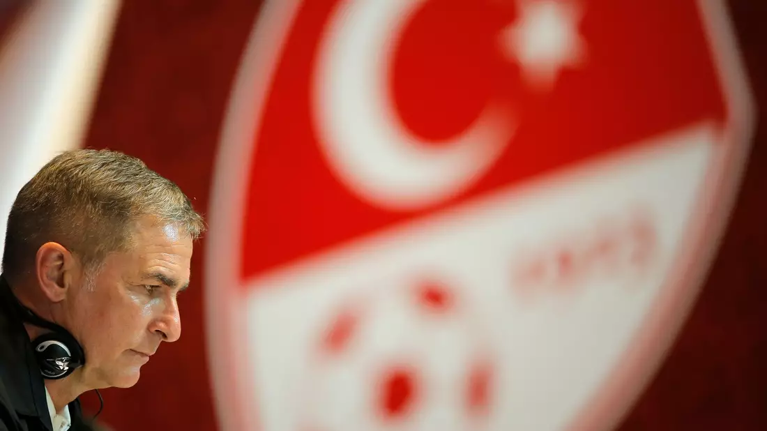 Wurde als Trainer der türkischen Fußball-Nationalmannschaft beurlaubt: Stefan Kuntz. - Bild: Uncredited/AP/dpa