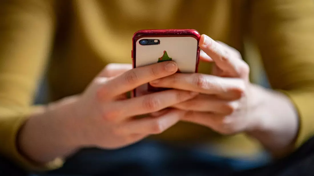 Am Smartphone kann ein Streit wohl schneller eskalieren, als wenn sich Leute ins Gesicht schauen. (Archivbild) - Bild: Fabian Sommer/dpa