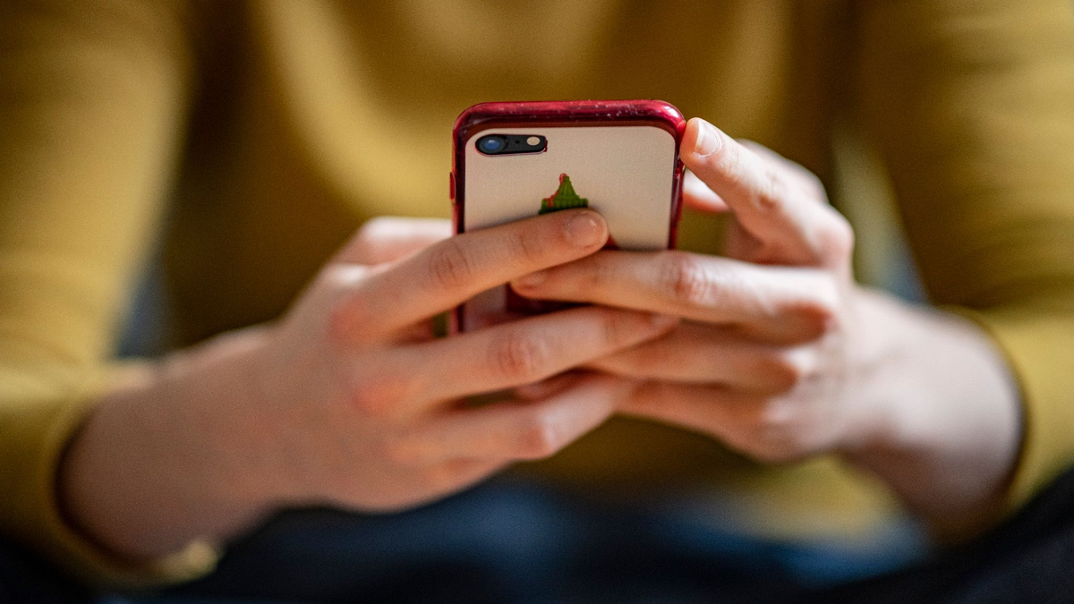 Am Smartphone kann ein Streit wohl schneller eskalieren, als wenn sich Leute ins Gesicht schauen. (Archivbild) - Foto: Fabian Sommer/dpa