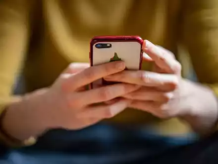 Am Smartphone kann ein Streit wohl schneller eskalieren, als wenn sich Leute ins Gesicht schauen. (Archivbild) - Foto: Fabian Sommer/dpa