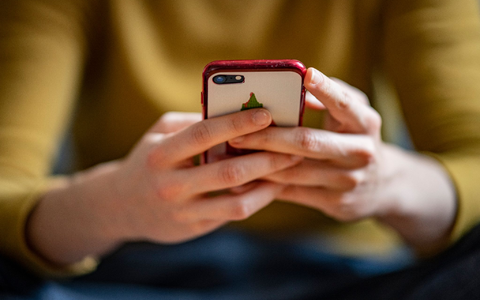 Am Smartphone kann ein Streit wohl schneller eskalieren, als wenn sich Leute ins Gesicht schauen. (Archivbild) - Foto: Fabian Sommer/dpa Am Smartphone kann ein Streit wohl schneller eskalieren, als wenn sich Leute ins Gesicht schauen. (Archivbild) - Foto: Fabian Sommer/dpa