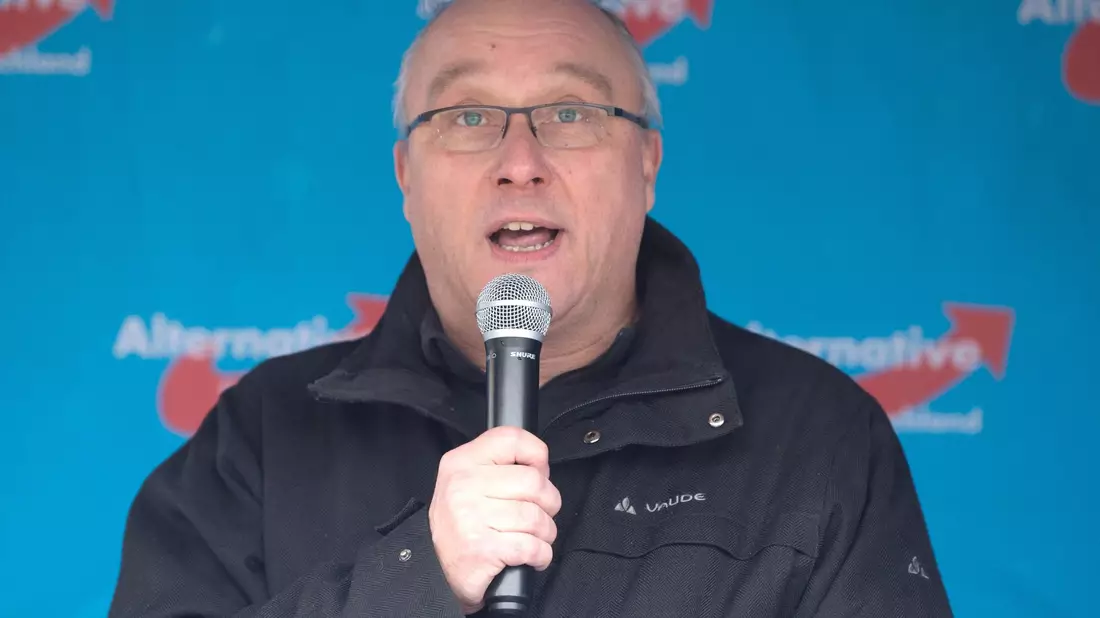 Der AfD-Bundestagsabgeordnete Jens Maier spricht auf einer Kundgebung der sächsischen AfD.(Archivbild) - Bild: Sebastian Kahnert/dpa
