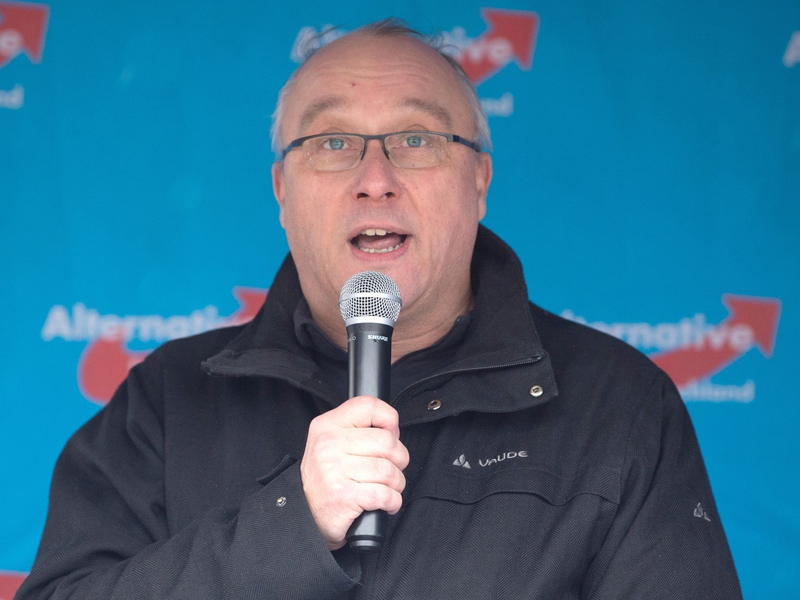 Der AfD-Bundestagsabgeordnete Jens Maier spricht auf einer Kundgebung der sächsischen AfD.(Archivbild) - Foto: Sebastian Kahnert/dpa