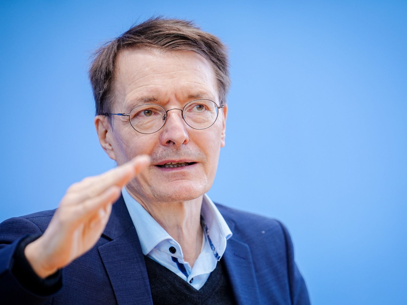 Bundesgesundheitsminister Karl Lauterbach will zur Suizidprävention eine neue Notrufnummer einrichten lassen. - Foto: Kay Nietfeld/dpa