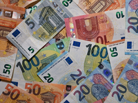 Staatsbedienstete haben der Auswertung zufolge Vorteile bei der Kreditaufnahme. (Symbolbild) - Foto: Patrick Pleul/dpa-Zentralbild/dpa