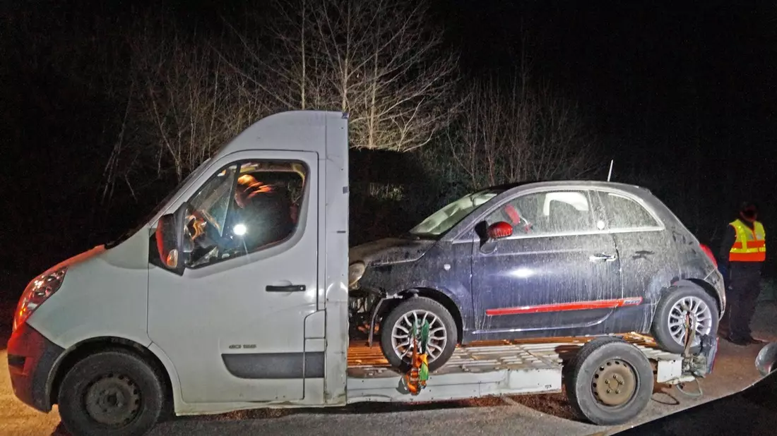 FW Bremerhaven: PKW stürzt auf der BAB 27 in eine Baugrube - Bild: presseportal.de