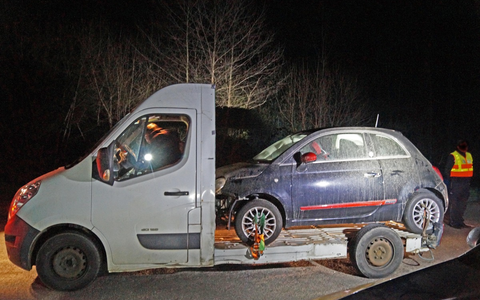 FW Bremerhaven: PKW stürzt auf der BAB 27 in eine Baugrube - Foto: presseportal.de