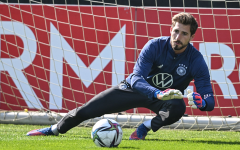 Torwart Kevin Trapp und die Frankfurter Eintacht unterlagen PAOK Saloniki mit 1:2. - Foto: Arne Dedert/dpa Torwart Kevin Trapp und die Frankfurter Eintacht unterlagen PAOK Saloniki mit 1:2. - Foto: Arne Dedert/dpa