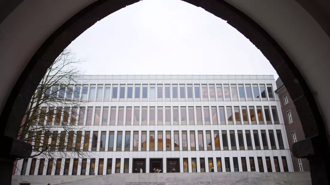 Nach der Brandstiftung in einem Krankenhaus in Aachen mit 25 Millionen Euro Sachschaden steht die mutmaßliche Täterin wegen versuchte Mordes vor Gericht. Im Prozess geht es auch darum, ob die Deutsche schuldfähig ist. - Bild: Marius Becker/dpa