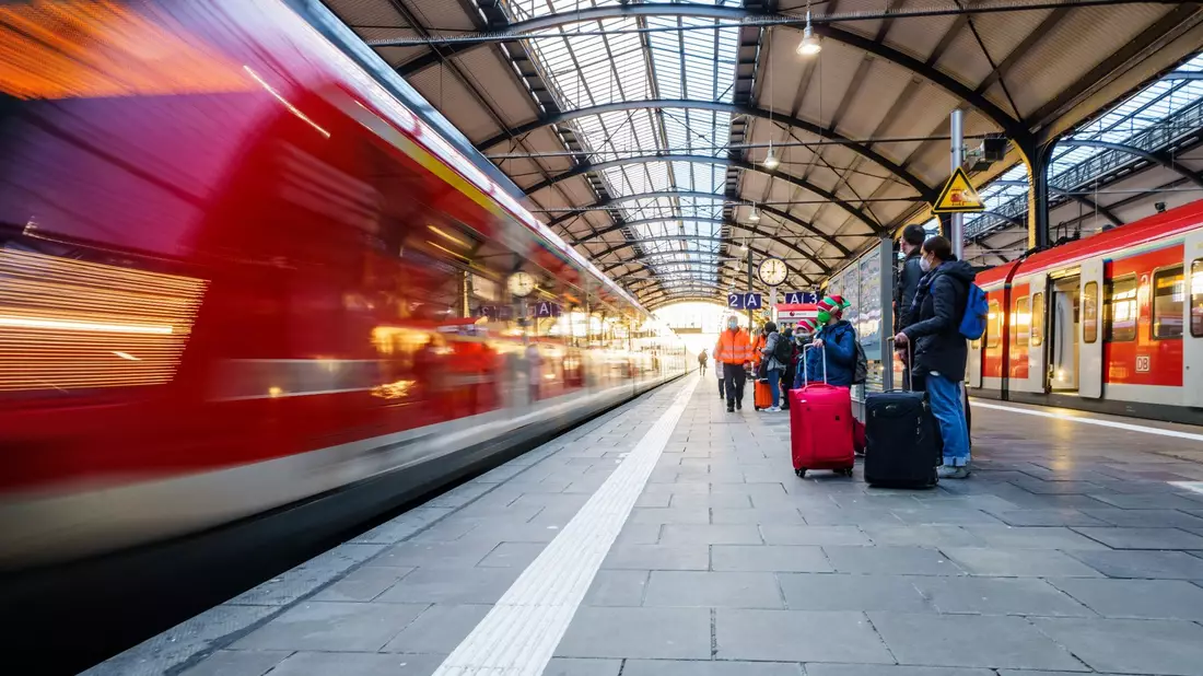 Auf Fahrgäste kommen erneut erhebliche Einschränkungen zu. - Bild: Andreas Arnold/dpa