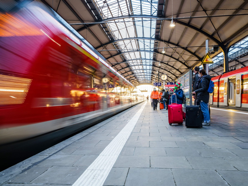 Auf Fahrgäste kommen erneut erhebliche Einschränkungen zu. - Foto: Andreas Arnold/dpa