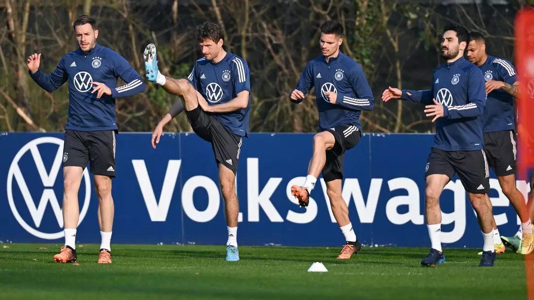 Bundestrainer Horst Hrubesch beobachtet die Spielerinnen beim Training. - Bild: Arne Dedert/dpa