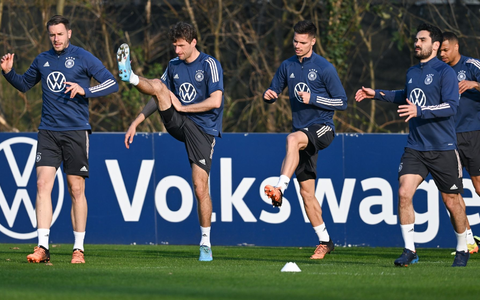 Bundestrainer Horst Hrubesch beobachtet die Spielerinnen beim Training. - Foto: Arne Dedert/dpa