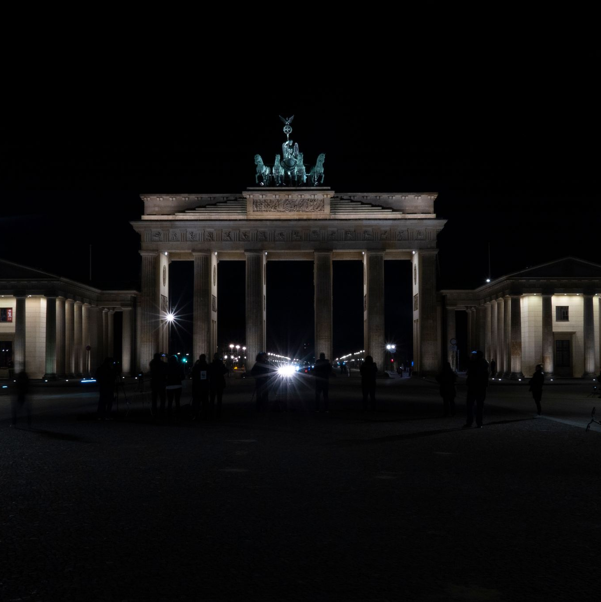 Mitglieder der Klimaschutzgruppe Letzte Generation haben das Brandenburger Tor mit oranger Farbe angesprüht. - Foto: Paul Zinken/dpa