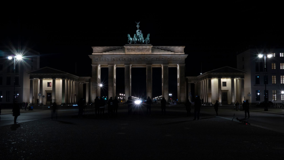 Mitglieder der Letzten Generation haben das Brandenburger Tor in Berlin mit Farbe besprüht. - Foto: Paul Zinken/dpa