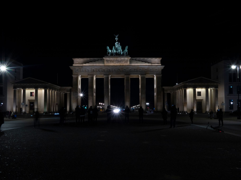 Mitglieder der Klimaschutzgruppe Letzte Generation hatten am 17. September alle Säulen des Brandenburger Tors mit oranger Farbe besprüht. - Foto: Paul Zinken/dpa