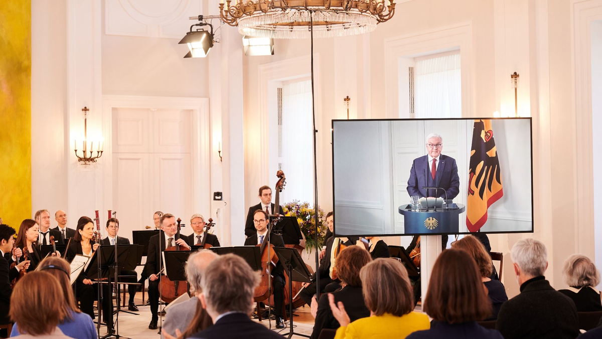 Bundespräsident Frank-Walter Steinmeier hat den Zehntausenden Helferinnen und Helfern in den Hochwassergebieten gedankt und seine Hochachtung ausgesprochen (Archivbild). - Foto: Annette Riedl/dpa