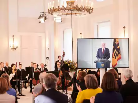 Bundespräsident Frank-Walter Steinmeier hat den Zehntausenden Helferinnen und Helfern in den Hochwassergebieten gedankt und seine Hochachtung ausgesprochen (Archivbild). - Foto: Annette Riedl/dpa