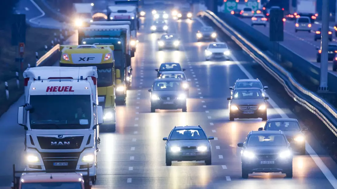 Kombiniert besonders wirksam: Die Ökosteuerreform und LKW-Maut haben laut einer Studie die Emissionsbelastung im Deutschen Verkehrssektor effektiv gesenkt. (Archivbild) - Bild: Jan Woitas/dpa-Zentralbild/dpa