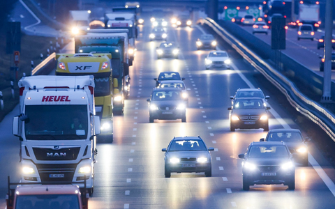 Kombiniert besonders wirksam: Die Ökosteuerreform und LKW-Maut haben laut einer Studie die Emissionsbelastung im Deutschen Verkehrssektor effektiv gesenkt. (Archivbild) - Foto: Jan Woitas/dpa-Zentralbild/dpa