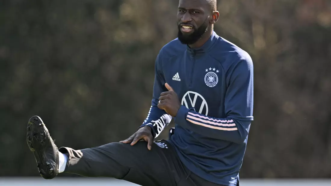 Nach einem Instagram-Beitrag zum Ramadan fühlt sich Nationalspieler Antonio Rüdiger verleumdet. - Bild: Arne Dedert/dpa