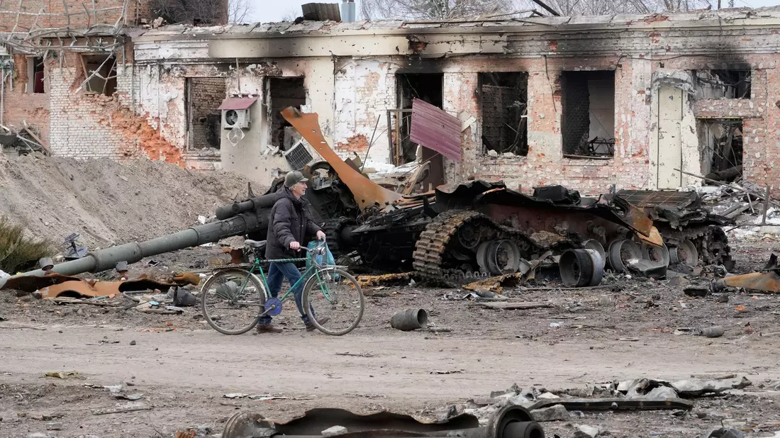Ukrainische Soldaten feuern auf russische Stellungen. - Bild: Efrem Lukatsky/AP/dpa