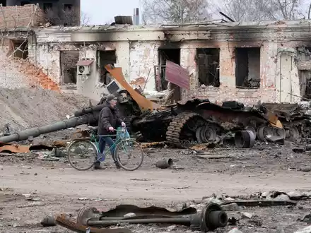 Zwei ukrainische Soldaten der 22. mechanisierten Brigade bereitet den Start einer Mittelstrecken-Drohne vor (Archivbild). - Foto: Efrem Lukatsky/AP/dpa