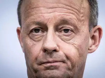Muss versuchen, die Reihen zu schließen: Kanzler Friedrich Merz (CDU). - Foto: Michael Kappeler/dpa