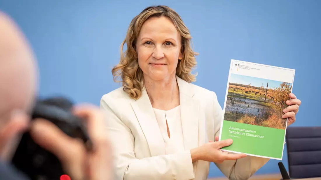 Umweltministerin Steffi Lemke (Bündnis 90/Die Grünen) spricht bei einem Pressestatement. - Bild: Michael Kappeler/dpa