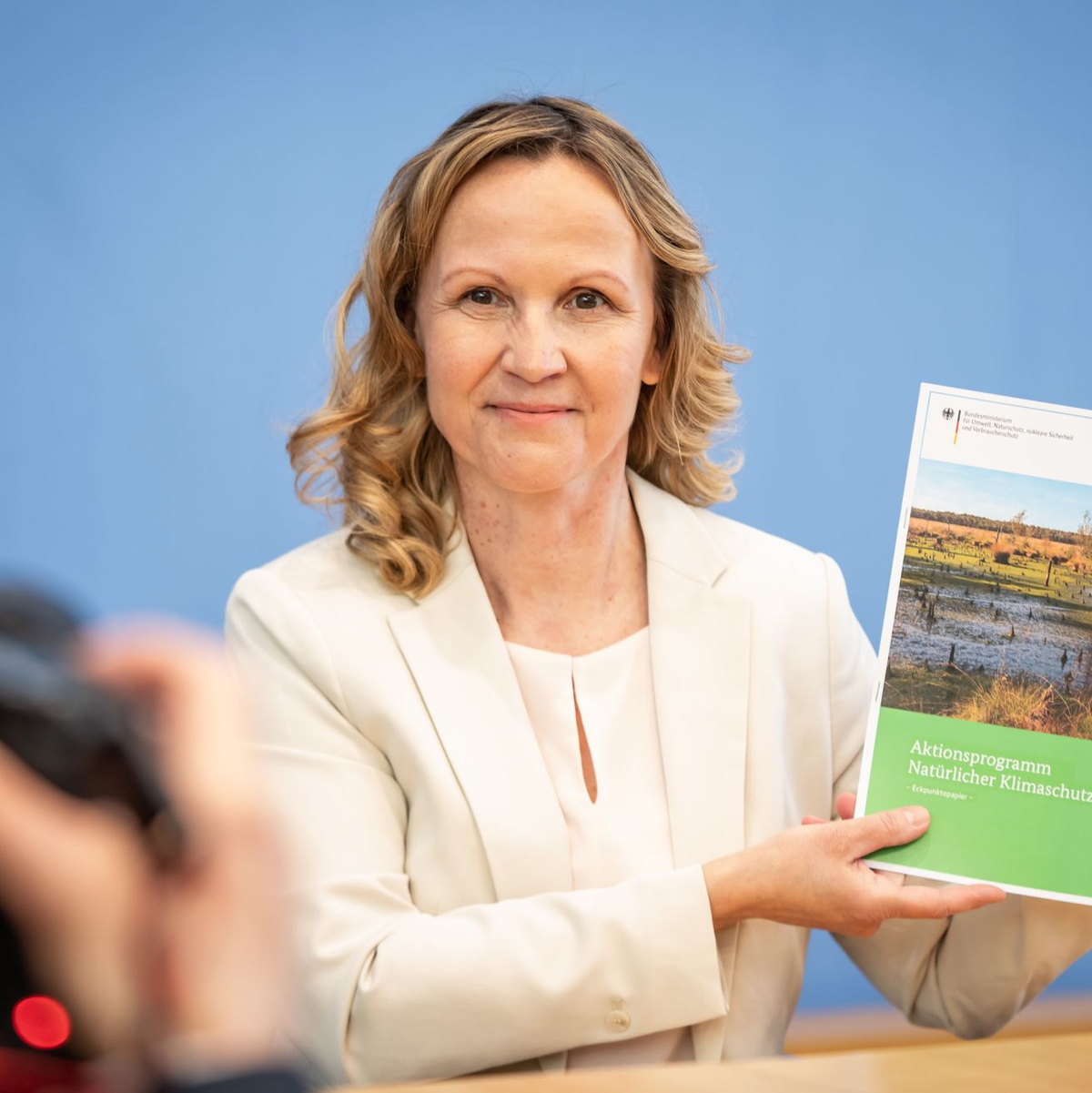 Umweltministerin Steffi Lemke (Bündnis 90/Die Grünen) spricht bei einem Pressestatement. - Foto: Michael Kappeler/dpa